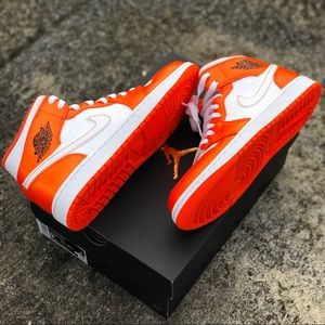 Air Jordan 1 Mid SE ‘Electro Orange’